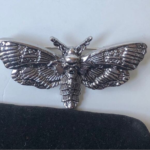 Vintage Inspired Timeless Intricately Designed Silver Plated Butterfly Brooch - Picture 7 of 13